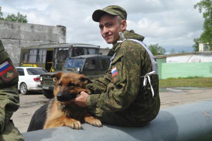 Хабаровск. Военнослужащий с собакой на полигоне во время соревнований кинологов `Верный друг` .