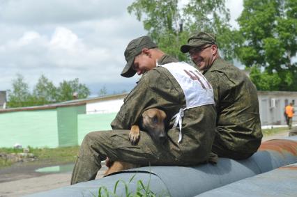 Хабаровск. Военнослужащие с собакой на полигоне во время соревнований кинологов `Верный друг` .