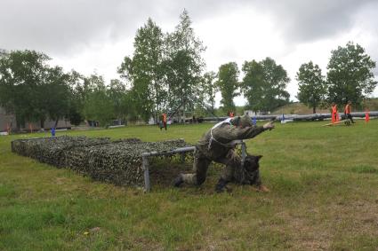 Хабаровск. Военнослужащий с собакой на полигоне во время соревнований кинологов `Верный друг` .