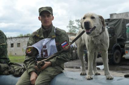 Хабаровск. Военнослужащий с собакой на полигоне во время соревнований кинологов `Верный друг` .