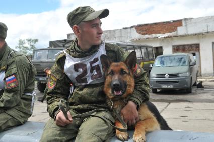 Хабаровск. Военнослужащий с собакой на полигоне во время соревнований кинологов `Верный друг` .