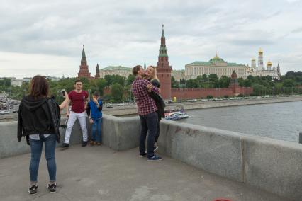 Москва.  Туристы фотографируются на Большом Каменном мосту.