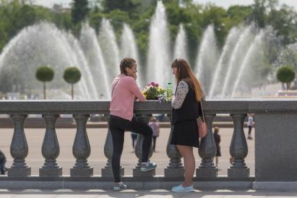 Москва. Девушки на Фонтанной площади парка Горького.