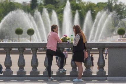 Москва. Девушки на Фонтанной  площади парка Горького.