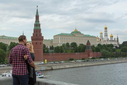 Москва. Туристы фотографируются на Большом Каменном мосту.