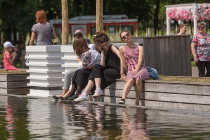 Москва. Девушки на Фонтанной площади парка Горького.