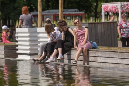 Москва. Девушки на Фонтанной  площади парка Горького.