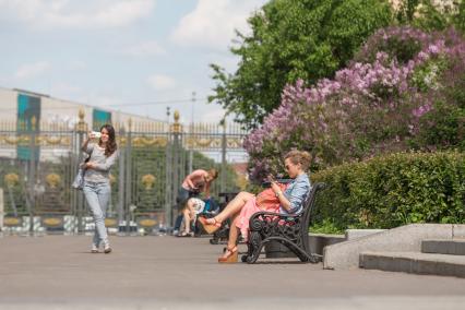 Москва. Девушка делает селфи  в парке Горького.