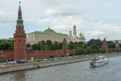 Москва. Вид на Кремль с Большого Каменного моста.