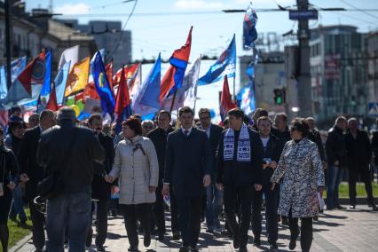 Калининград. Временно исполняющий обязанности губернатора Калининградской области Антон Алиханов (четвертый справа) во время  первомайского шествия в День международной солидарности трудящихся.