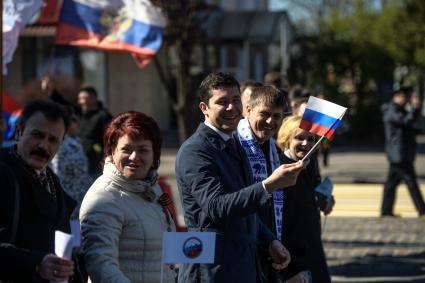 Калининград. Временно исполняющий обязанности губернатора Калининградской области Антон Алиханов (третий слева) во время  первомайского шествия в День международной солидарности трудящихся.