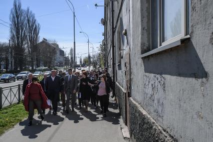 Калининград. Временно исполняющий обязанности губернатора Калининградской области Антон Алиханов (в центре) прошел по улицам города, чтобы оценить качество тротуаров.