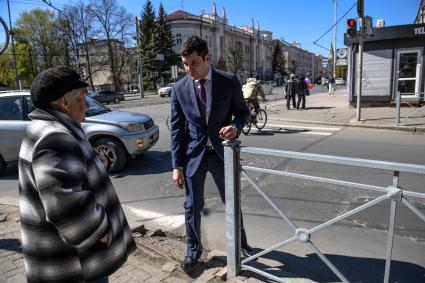 Калининград. Временно исполняющий обязанности губернатора Калининградской области Антон Алиханов  общается с местной жительницей.