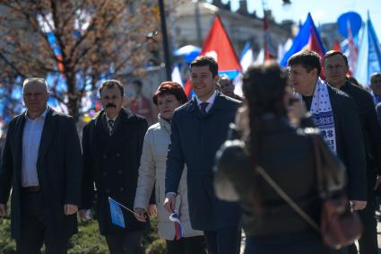 Калининград. Временно исполняющий обязанности губернатора Калининградской области Антон Алиханов (четвертый слева) во время  первомайского шествия в День международной солидарности трудящихся.