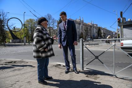 Калининград. Временно исполняющий обязанности губернатора Калининградской области Антон Алиханов  общается с местной жительницей.