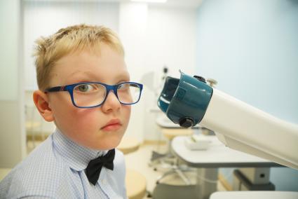 Екатеринбург. Детский офтальмологический центр  МНТК \'Микрохирургия глаза\'. Мальчик во время процедуры развития зрения.