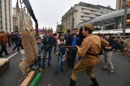 Москва. Участники театрализованной постановки`Мобилизация`, посвященной  началу Великой отечественной войны на  Тверской улице.