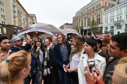 Москва.  Художник Никас Сафронов  среди посетителей фестиваля `Времена и эпохи` на Тверской  улице.