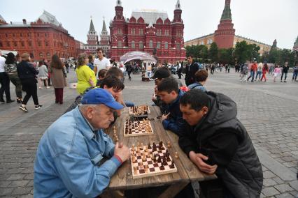 Москва. Мужчины играют в шахматы на  Манежной площади, где проходит фестиваль`Времена и эпохи`.