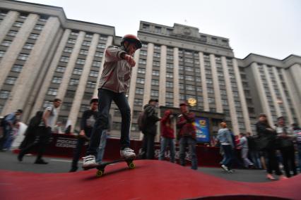 Москва.  Мальчик катается на скейтборде  в Театральном проезде  .