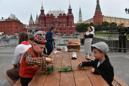 Москва.  Мальчики играют с игрушечными самолетиками на  Манежной площади, где проходит фестиваль`Времена и эпохи`.