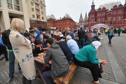 Москва. Отдыхающие играют в шахматы на  Манежной площади, где проходит фестиваль`Времена и эпохи`.