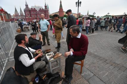 Москва. Участники и посетители фестиваля `Времена и эпохи `на Манежной площади.