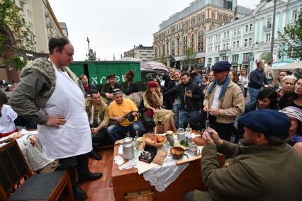 Москва. Участники театрализованной постановки`Мобилизация`, посвященной  началу Великой отечественной войны на  Тверской улице.