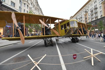 Москва. Участники и посетители фестиваля `Времена и эпохи `на Тверской улице.