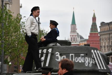 Москва. Участники театрализованной постановки`Мобилизация`на Тверской улице.