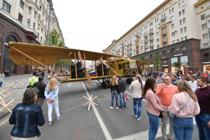 Москва. Участники и посетители фестиваля `Времена и эпохи `на Тверской улице.