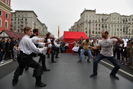 Москва. Участники и посетители фестиваля `Времена и эпохи `на Тверской улице.