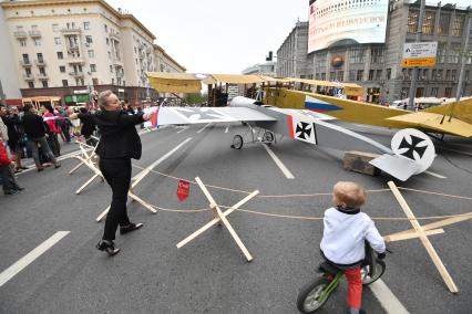 Москва. Участники и посетители фестиваля `Времена и эпохи `на Тверской улице.