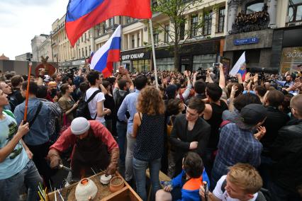 Москва. Митингующие во время несанкционированной акции на Тверской улице, где проходит фестиваль `Времена  и эпохи`.