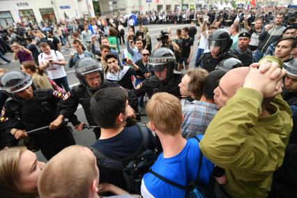 Москва. Полиция и  митингующие  во время несанкционированной акции на Тверской улице.