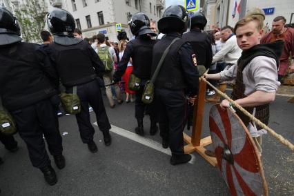 Москва. Полицейские во время несанкционированной акции на Тверской улице, где проходит фестиваль `Времена  и эпохи`.