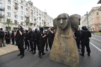 Москва. Полицейские во время несанкционированной акции на Тверской улице, где проходит фестиваль `Времена  и эпохи`.