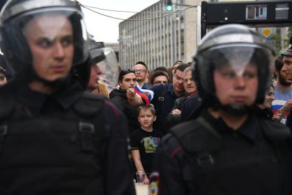 Москва. Полицейские  во время несанкционированной акции на Тверской улице.