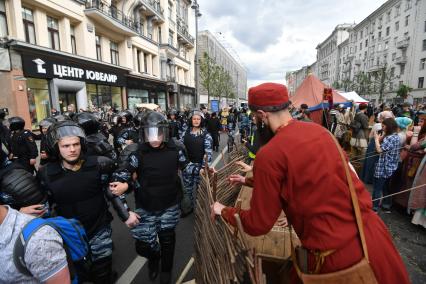 Москва. Полицейские во время несанкционированной акции на Тверской улице, где проходит фестиваль `Времена  и эпохи`.