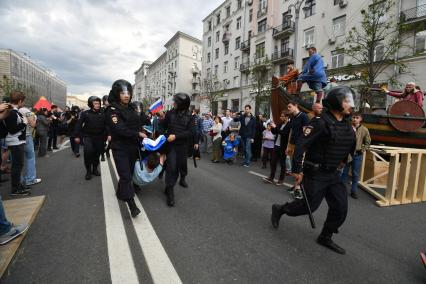 Москва. Полицейские проводят задержания митингующих во время несанкционированной акции на Тверской улице, где проходит фестиваль `Времена и эпохи`.