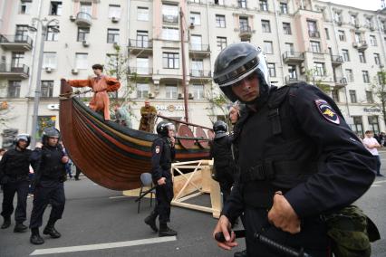 Москва. Полицейские во время несанкционированной акции на Тверской улице, где проходит фестиваль `Времена  и эпохи`.