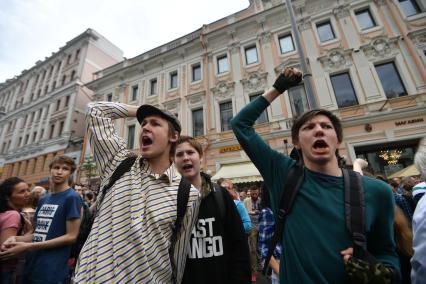 Москва. Молодые люди во время несанкционированной акции на Тверской улице.