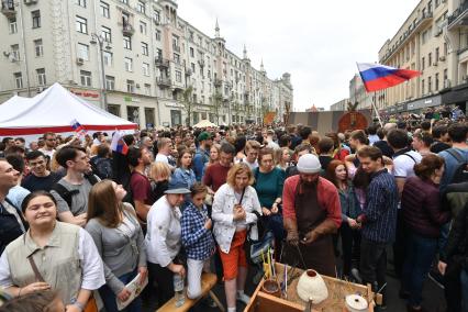 Москва. Митингующие во время несанкционированной акции на Тверской улице, где проходит фестиваль `Времена  и эпохи`.