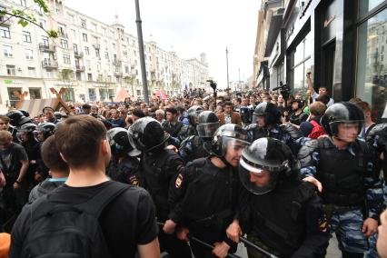 Москва. Полицейские во время несанкционированной акции на Тверской улице, где проходит фестиваль `Времена  и эпохи`.