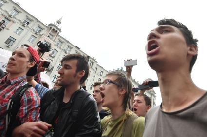 Москва. Молодые люди во время несанкционированной акции на Тверской улице.