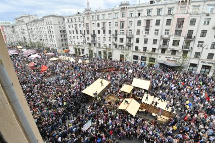 Москва. Несанкционированная акции на Тверской улице, где проходит фестиваль `Времена  и эпохи`.