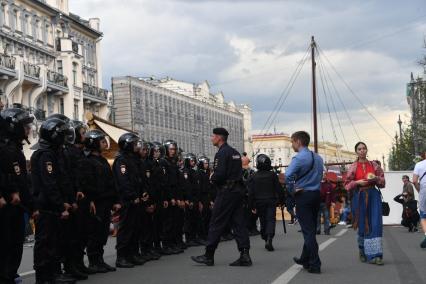 Москва. Полицейские во время несанкционированной акции на Тверской улице, где проходит фестиваль `Времена  и эпохи`.