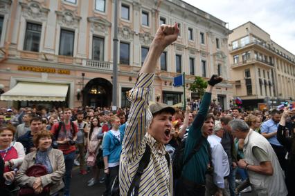 Москва. Молодые люди во время несанкционированной акции на Тверской улице.