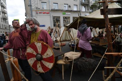 Москва. Участники фестиваля `Времена  и эпохи` на Тверской улице..