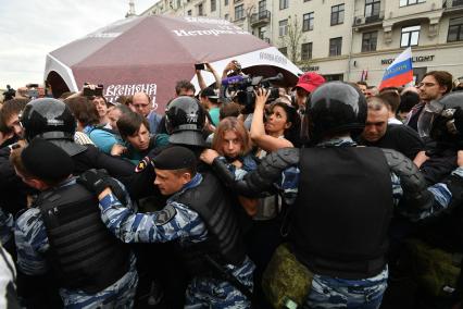 Москва. Митингующие  во время несанкционированной акции на Тверской улице.